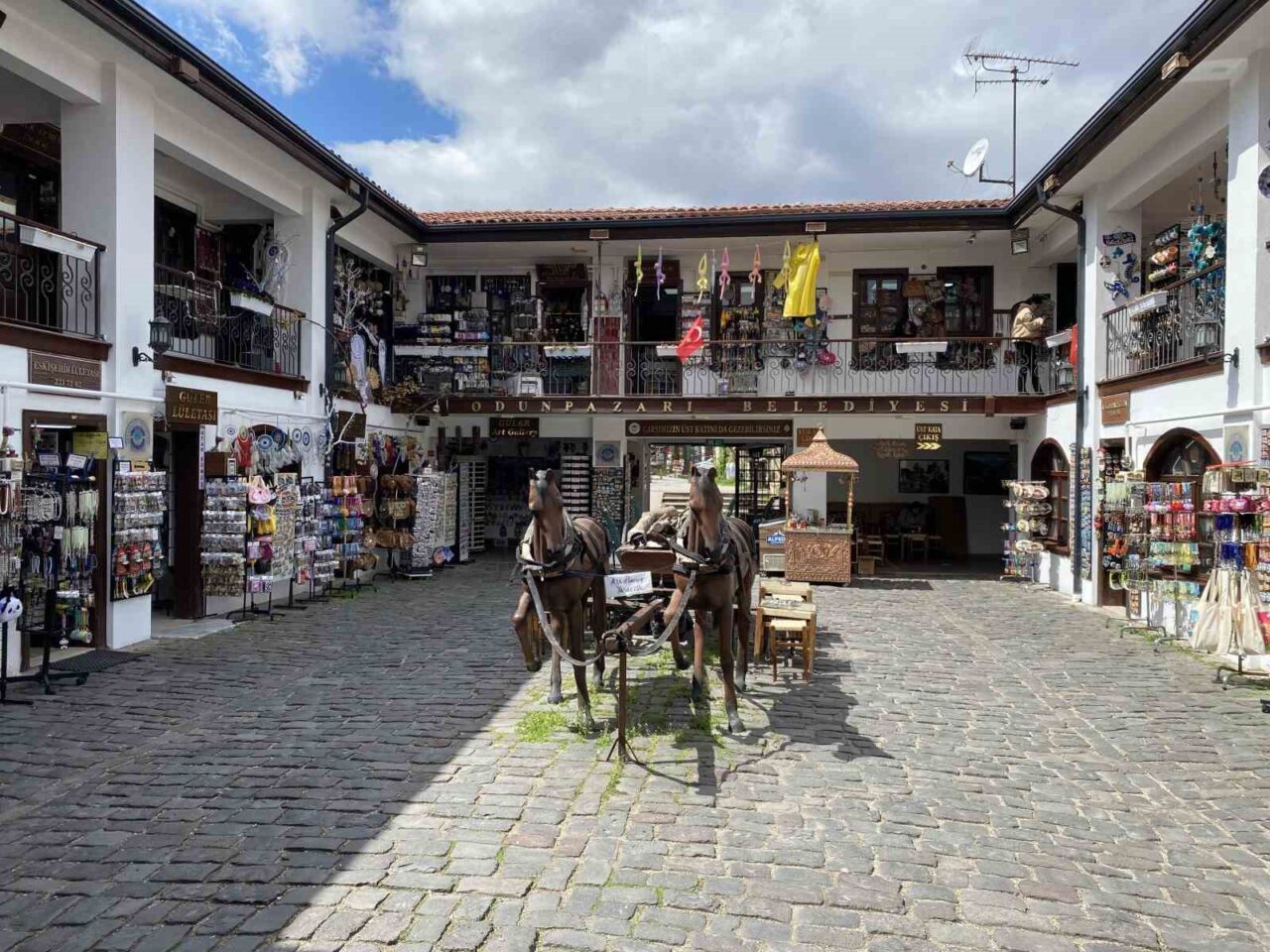 Eskişehir’de Tarihi Odunpazarı Evleri bölgesinde turistlerin oluşturduğu yoğunluk bayramın bitmesiyle