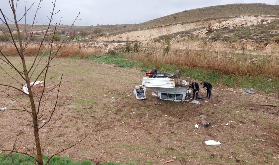 Uşak'ta tarlaya devrilen kamyonetteki 2 kişi yaralandı.