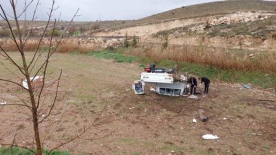 Uşak'ta tarlaya devrilen kamyonetteki 2 kişi yaralandı.