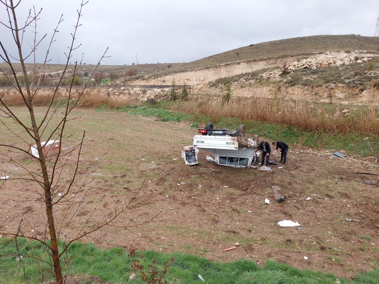Uşak'ta tarlaya devrilen kamyonetteki 2 kişi yaralandı.