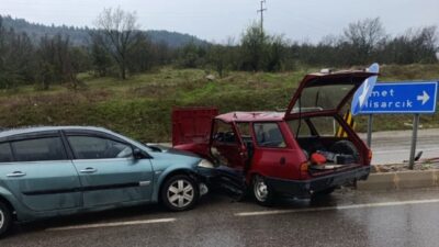 Kütahya’nın Tavşanlı ilçesinde iki otomobilin çarpışması sonucu meydana gelen trafik