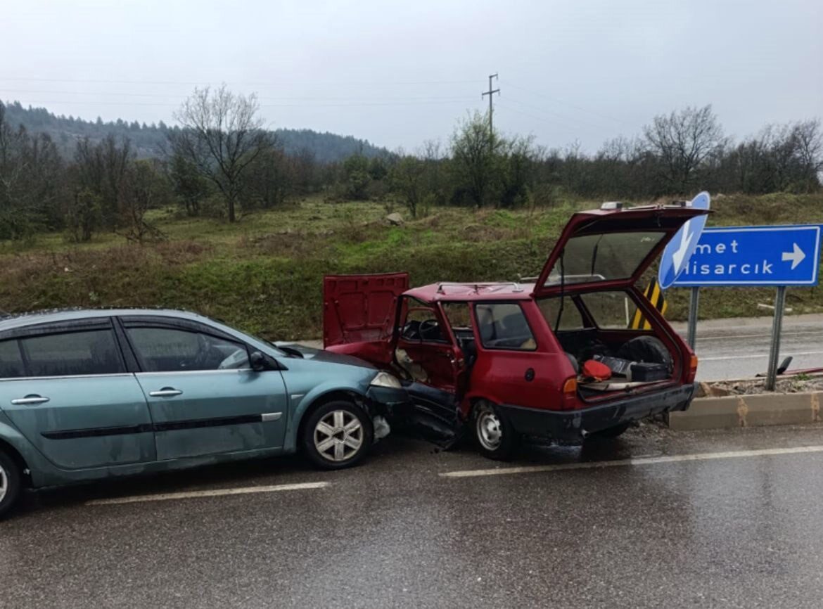 Kütahya’nın Tavşanlı ilçesinde iki otomobilin çarpışması sonucu meydana gelen trafik