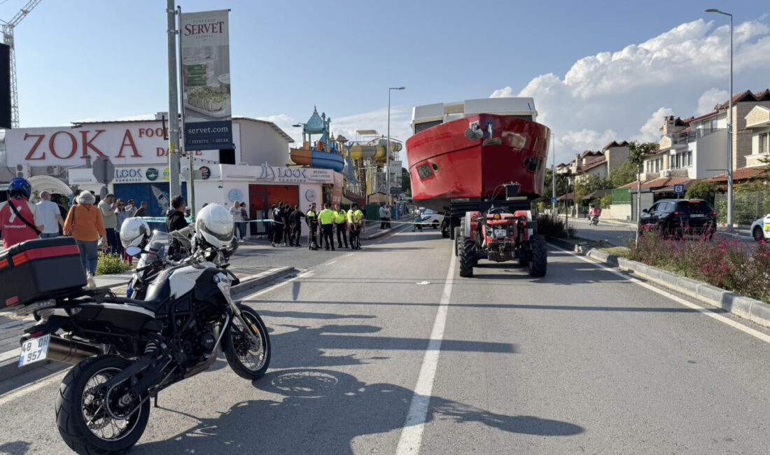 Muğla'nın Fethiye ilçesinde, traktöre bağlı olan ve tekne taşıyan römorkun