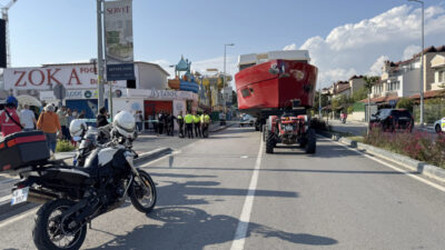 Muğla'nın Fethiye ilçesinde, traktöre bağlı olan ve tekne taşıyan römorkun