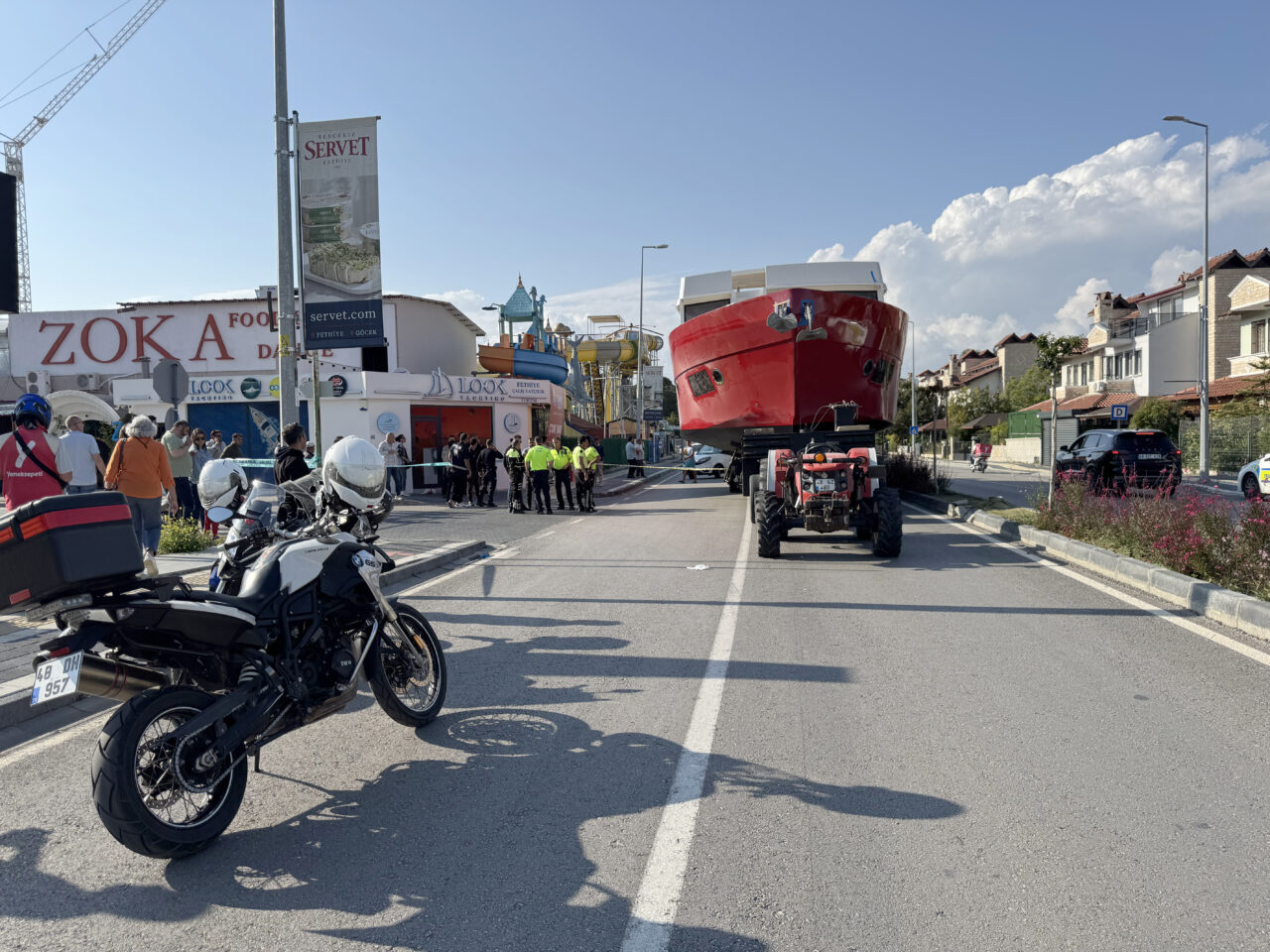 Muğla'nın Fethiye ilçesinde, traktöre bağlı olan ve tekne taşıyan römorkun
