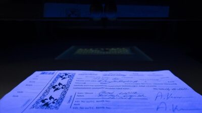 İsim ve soyadı geçen, karmaşık ve kutucuk dışına taşırılan imzalar,