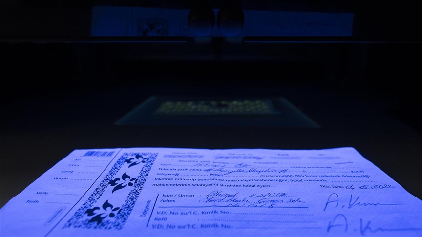 İmza dolandırıcılıklarına karşı dikkat! İsim ve soyadı geçen, karmaşık ve kutucuk dışına taşırılan imzalar,