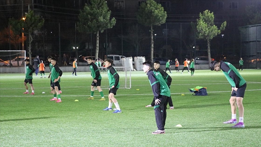 Kütahya'da Yeşilayspor Kulübü, geleceğin futbolcularını yetiştirirken, gençleri her türlü bağımlılıktan