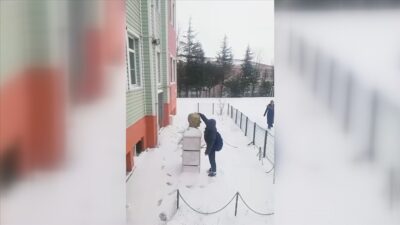 Bolu'nun Gerede ilçesinde bir öğrencinin okul bahçesindeki Atatürk büstünün üstündeki