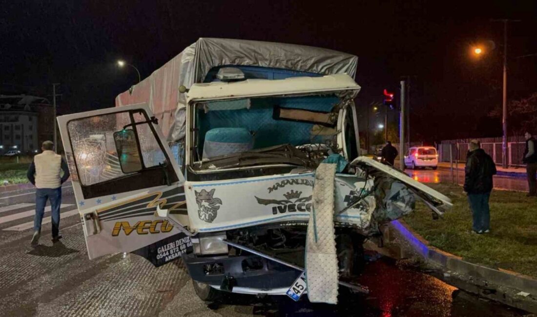 Afyonkarahisar’ın Bolvadin ilçesinde tır ile kamyonun çarpışması sonucu meydana gelen