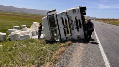 Afyonkarahisar’ın Şuhut ilçesi Karaadilli beldesi yakınlarında meydana gelen kazada, kontrolden