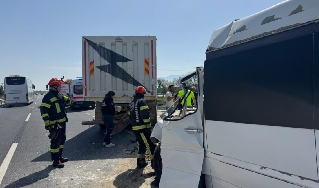 Denizli'nin Çardak ilçesinde tıra çarpan minibüsün sürücüsü hayatını kaybetti.