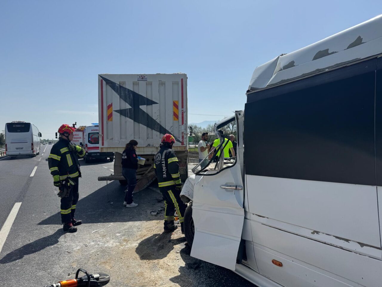 Denizli'nin Çardak ilçesinde tıra çarpan minibüsün sürücüsü hayatını kaybetti.