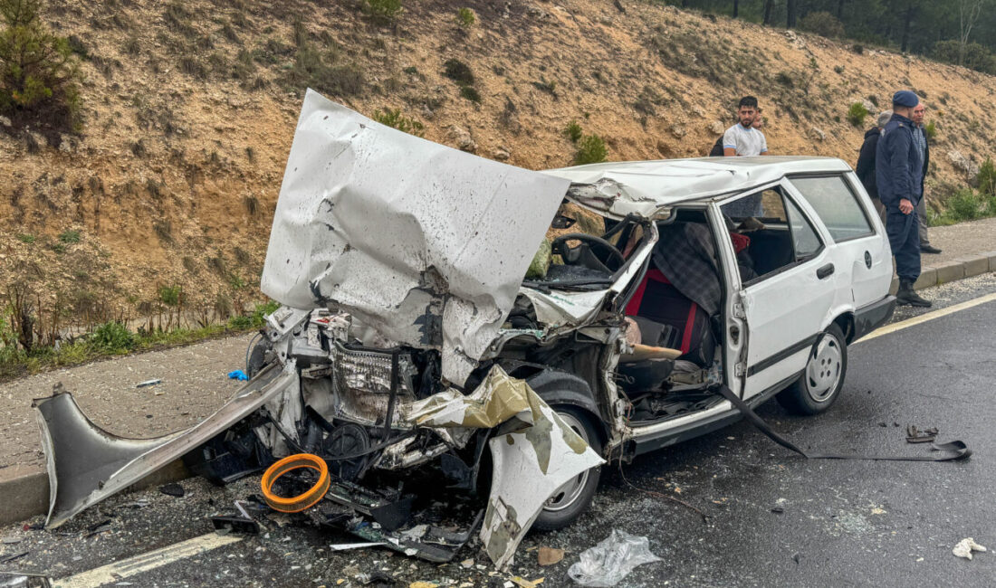 Uşak'ta otomobilin tıra çarpması sonucu ağır yaralanan çift hastaneye kaldırıldı.