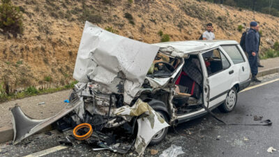 Uşak'ta otomobilin tıra çarpması sonucu ağır yaralanan çift hastaneye kaldırıldı.