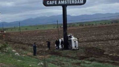 Afyonkarahisar’da kontrolden çıkarak girdiği tarım arazisinde totem direğine çarpan otomobil