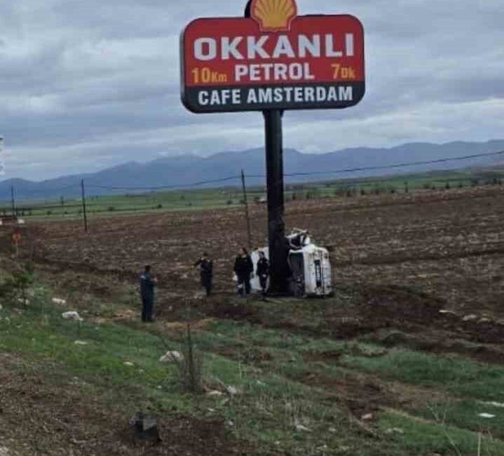 Afyonkarahisar’da kontrolden çıkarak girdiği tarım arazisinde totem direğine çarpan otomobil