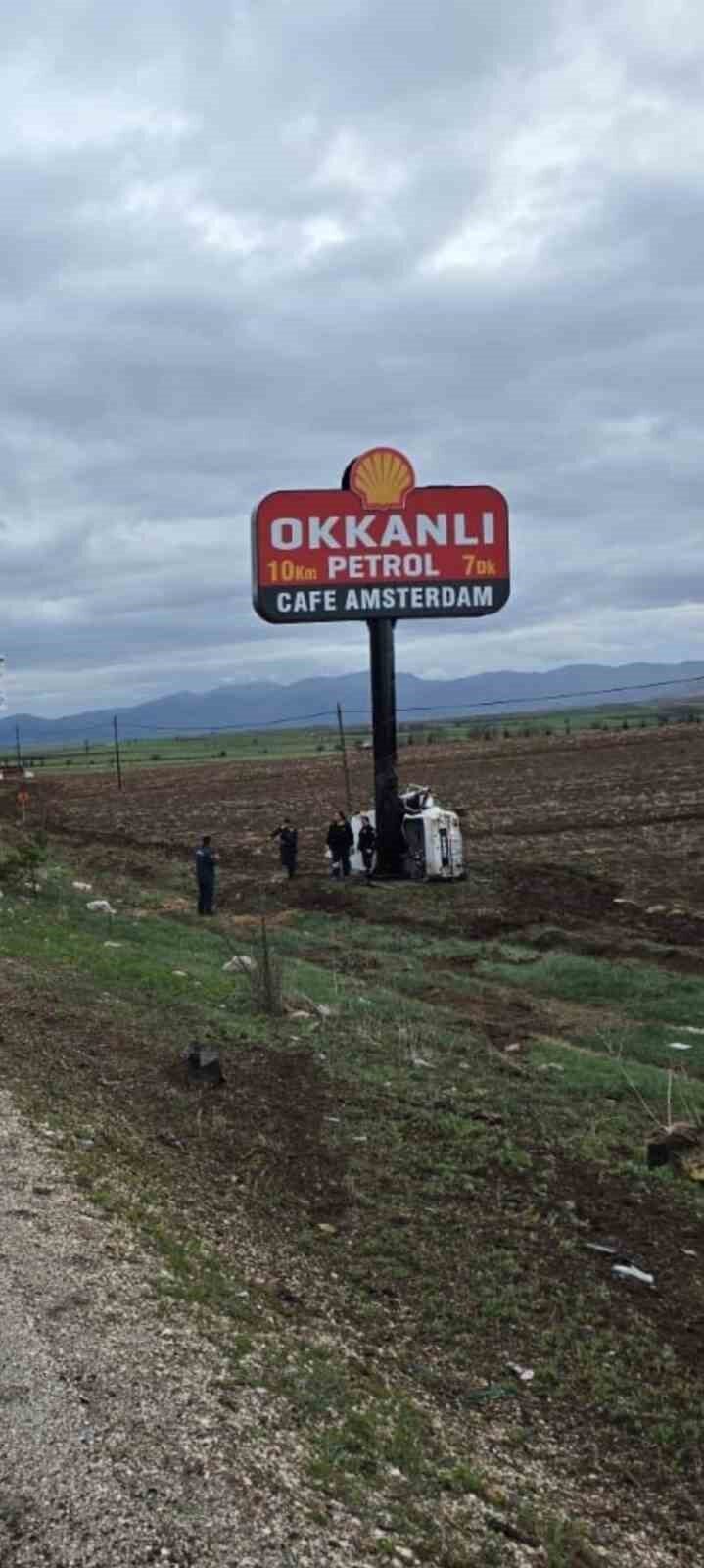 Afyonkarahisar’da kontrolden çıkarak girdiği tarım arazisinde totem direğine çarpan otomobil