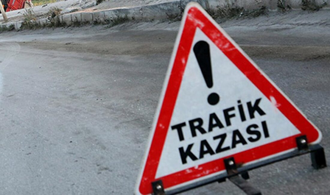 Afyonkarahisar'ın Çay ilçesinde kamyonetin menfeze çarpması sonucu 4 kişi yaralandı.
