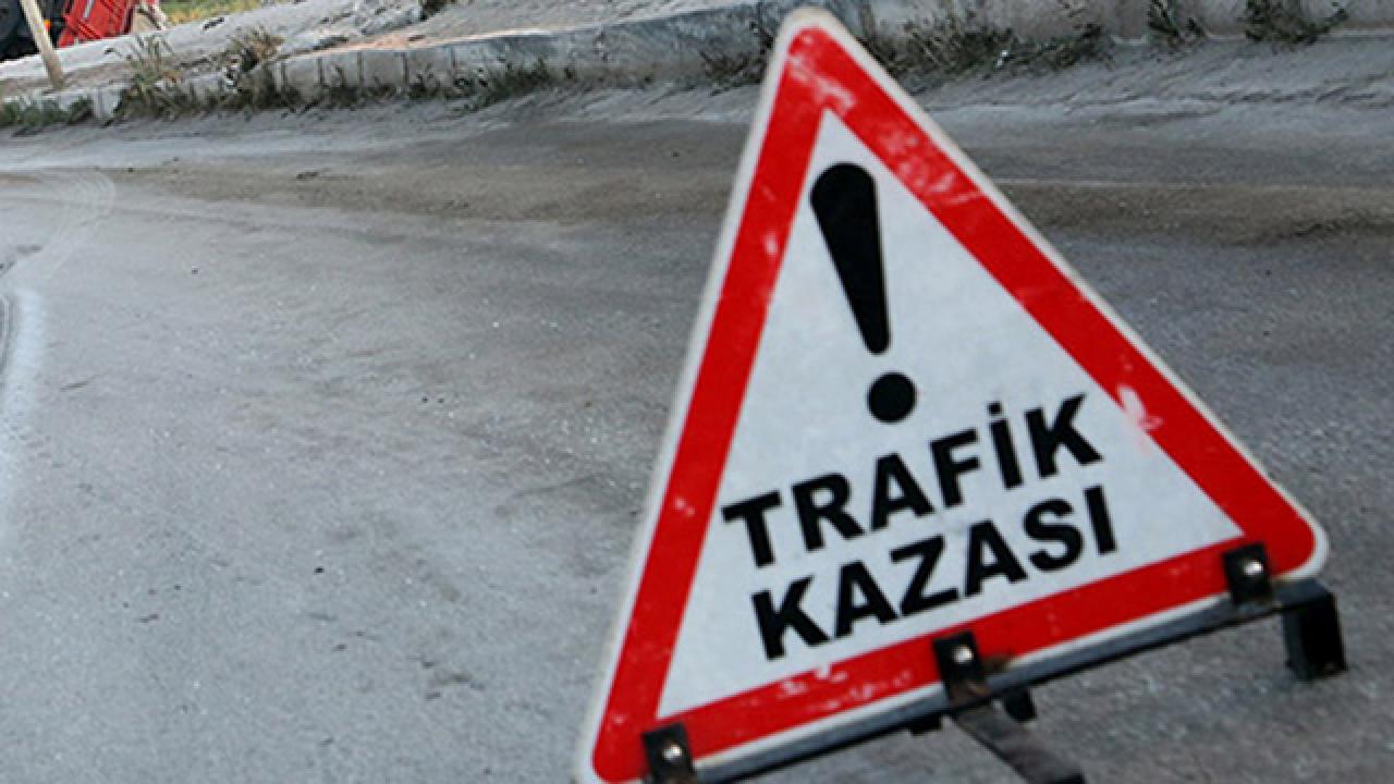 Afyonkarahisar'ın Çay ilçesinde kamyonetin menfeze çarpması sonucu 4 kişi yaralandı.