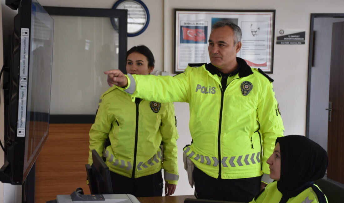 - Afyonkarahisar'da 6 yıldır kızıyla trafik polisi olarak çalışan komiser
