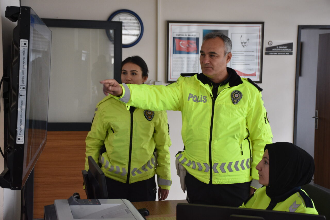 - Afyonkarahisar'da 6 yıldır kızıyla trafik polisi olarak çalışan komiser