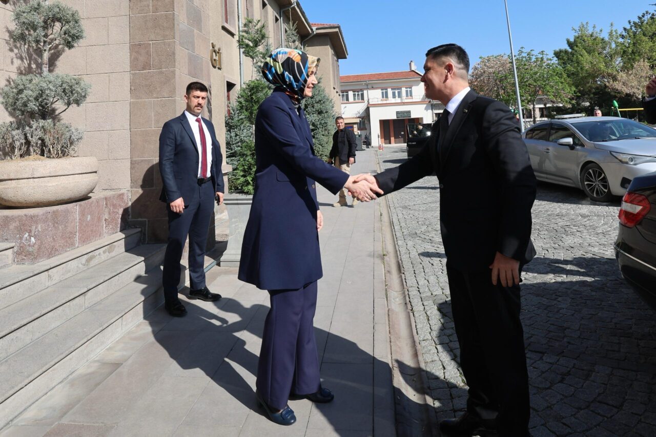 AFYONKARAHİSAR (AA) – Türkmenistan'ın Ankara Büyükelçisi Mekan İşanguliyev, Afyonkarahisar'da ziyaretler