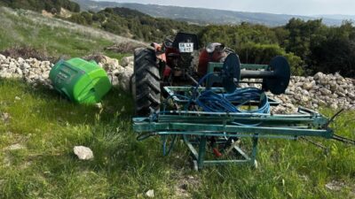 Uşak'ta traktörüyle tarlasında çalışırken ilaçlama makinesini kontrol etmek için araçtan