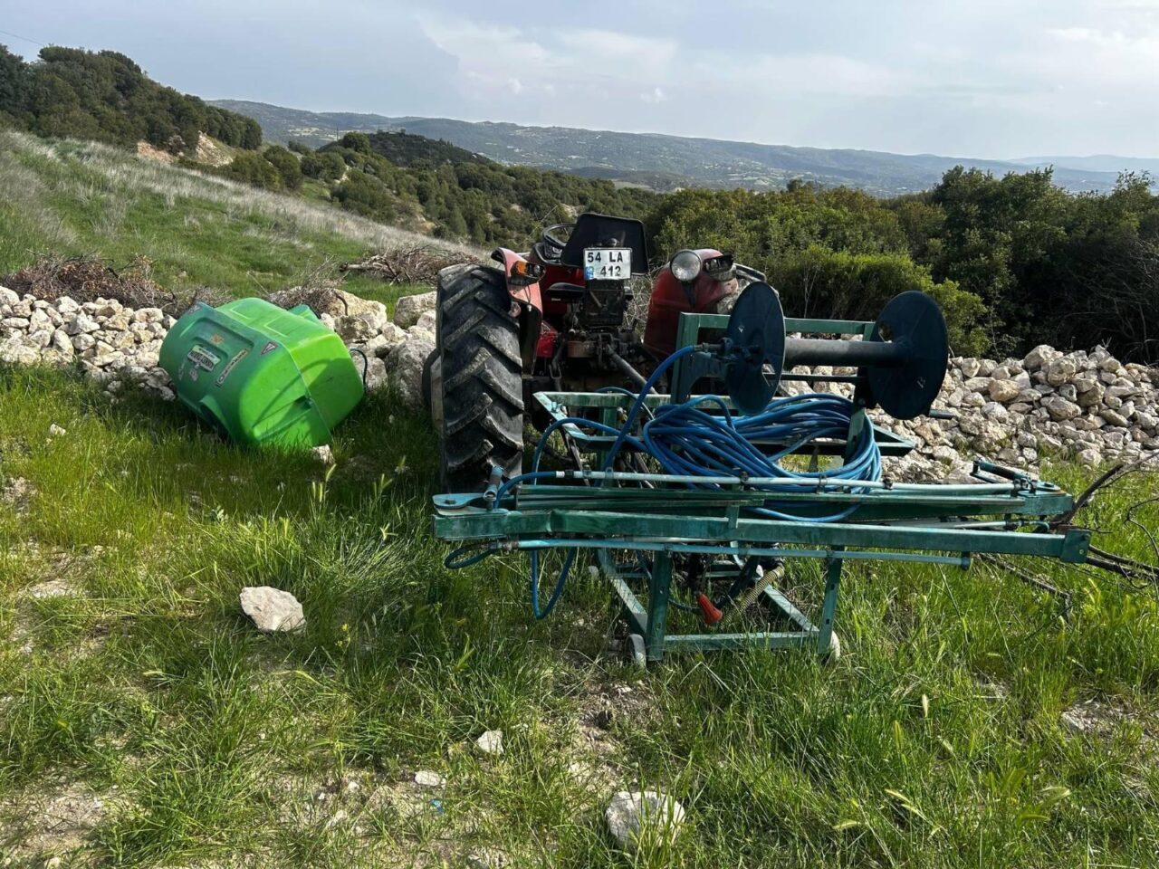 Uşak'ta traktörüyle tarlasında çalışırken ilaçlama makinesini kontrol etmek için araçtan