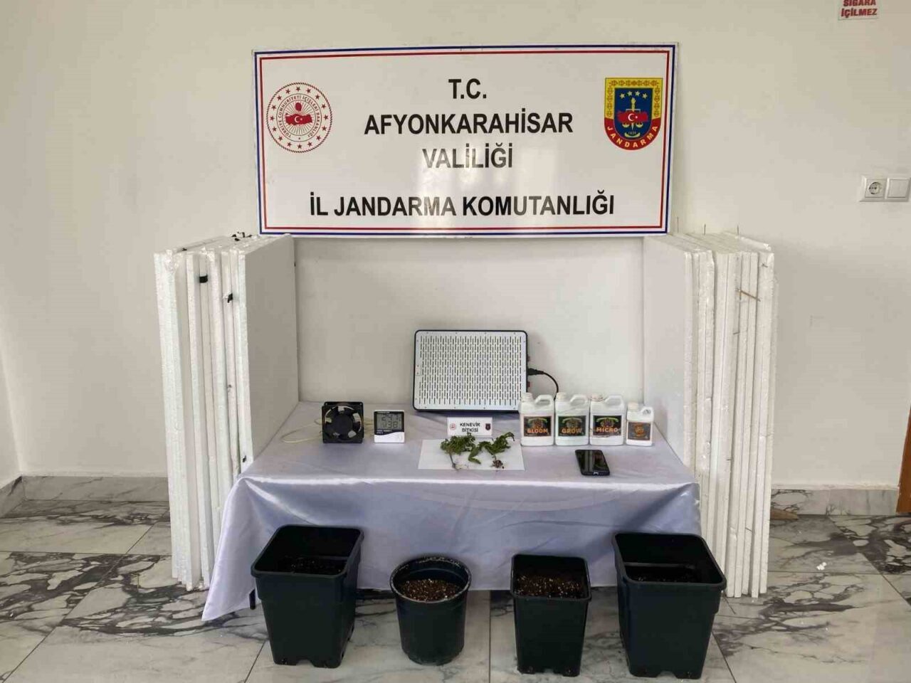 Afyonkarahisar’da evine kurduğu iklimlendirme sistemi ile uyuşturucu eken bir şahıs