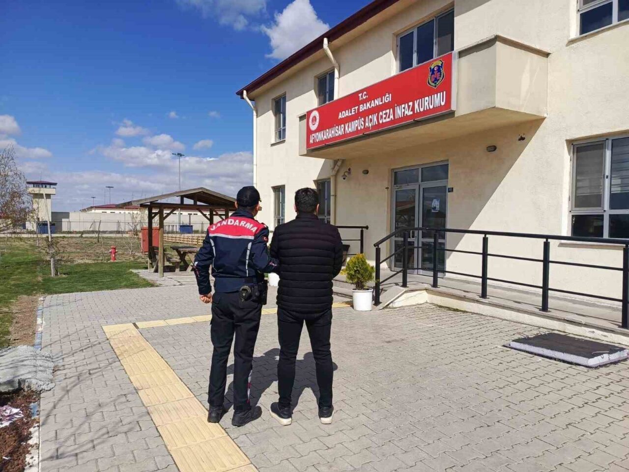 Afyonkarahisar’da uyuşturucu suçundan 3 yıl 1 ay hapis cezasıyla aranan