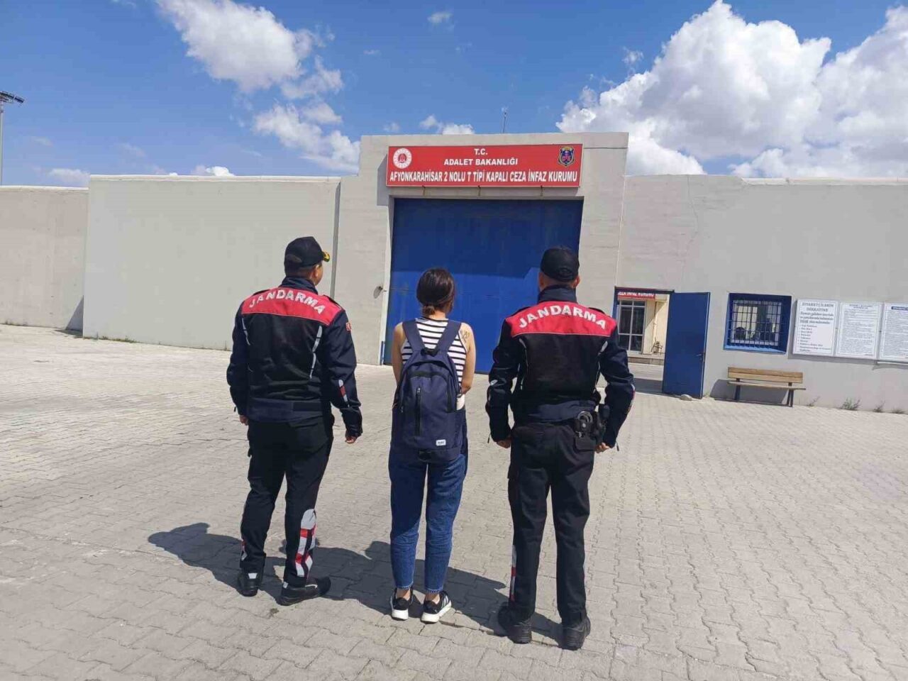 Afyonkarahisar’da, uyuşturucu suçlarından aranan bir şahıs, İl Jandarma Komutanlığı ekipleri
