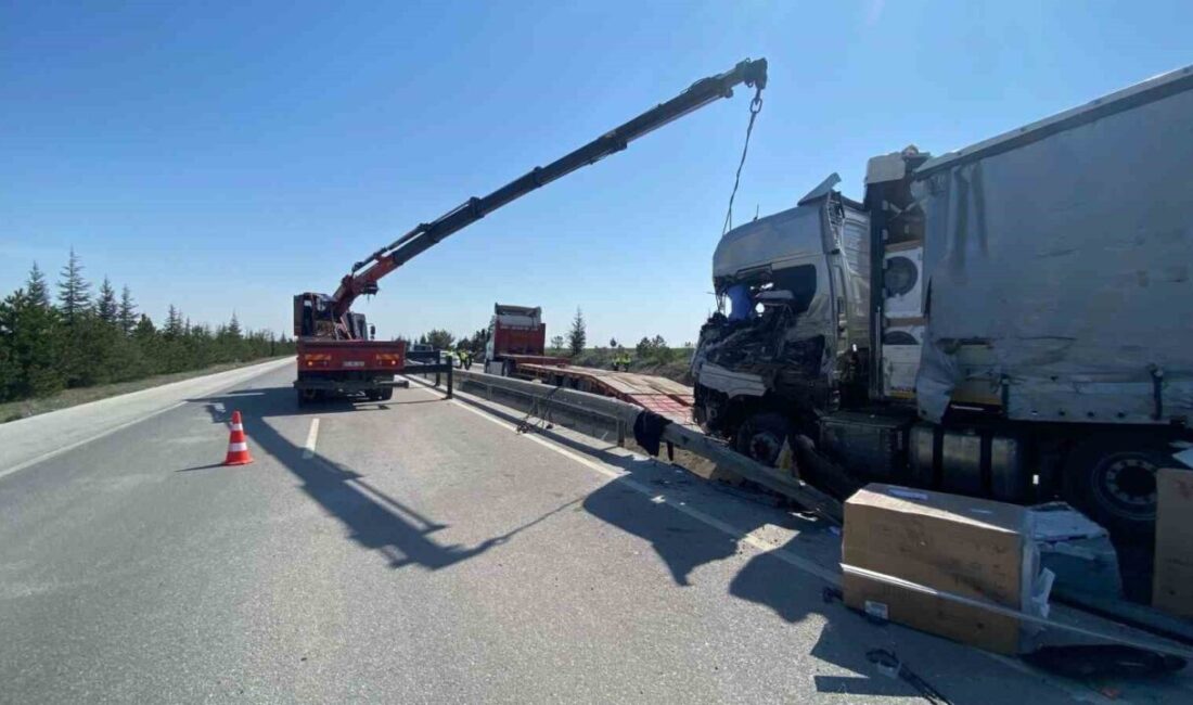 Afyonkarahisar’da Beyaz Eşya Yüklü Tır Devrildi: 2 Yaralı, 5 Milyon TL’lik Zarar Afyonkarahisar’ın Emirdağ ilçesi yakınlarında meydana gelen trafik kazasında, Vestel’e ait