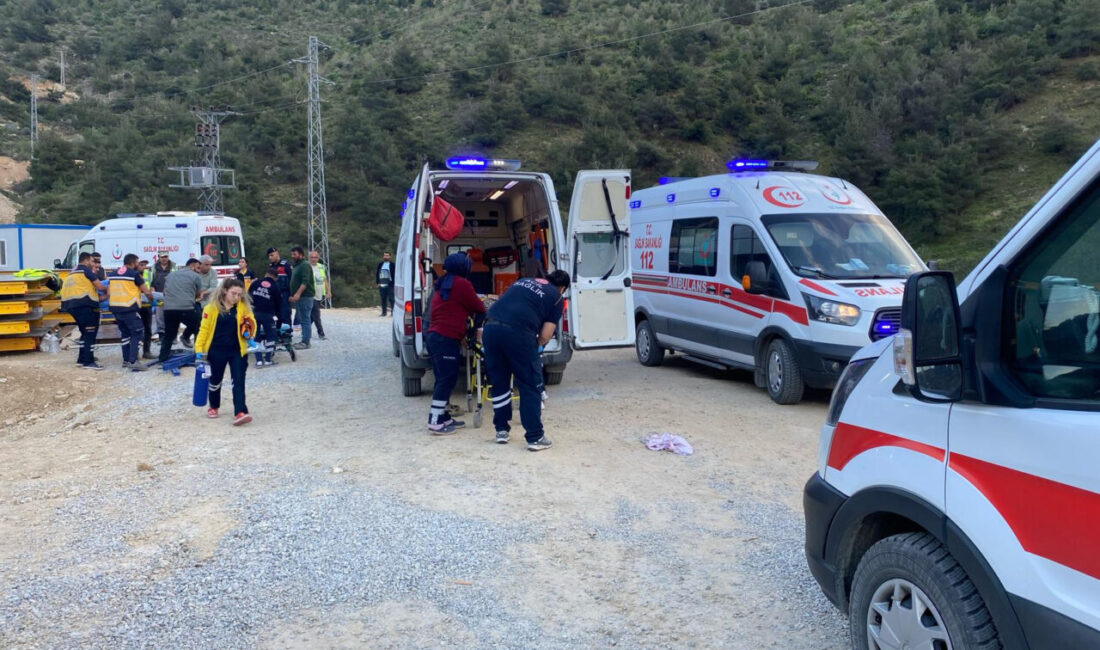 Manisa'nın Alaşehir ilçesinde bir viyadük inşaatında meydana gelen çökme sonucu