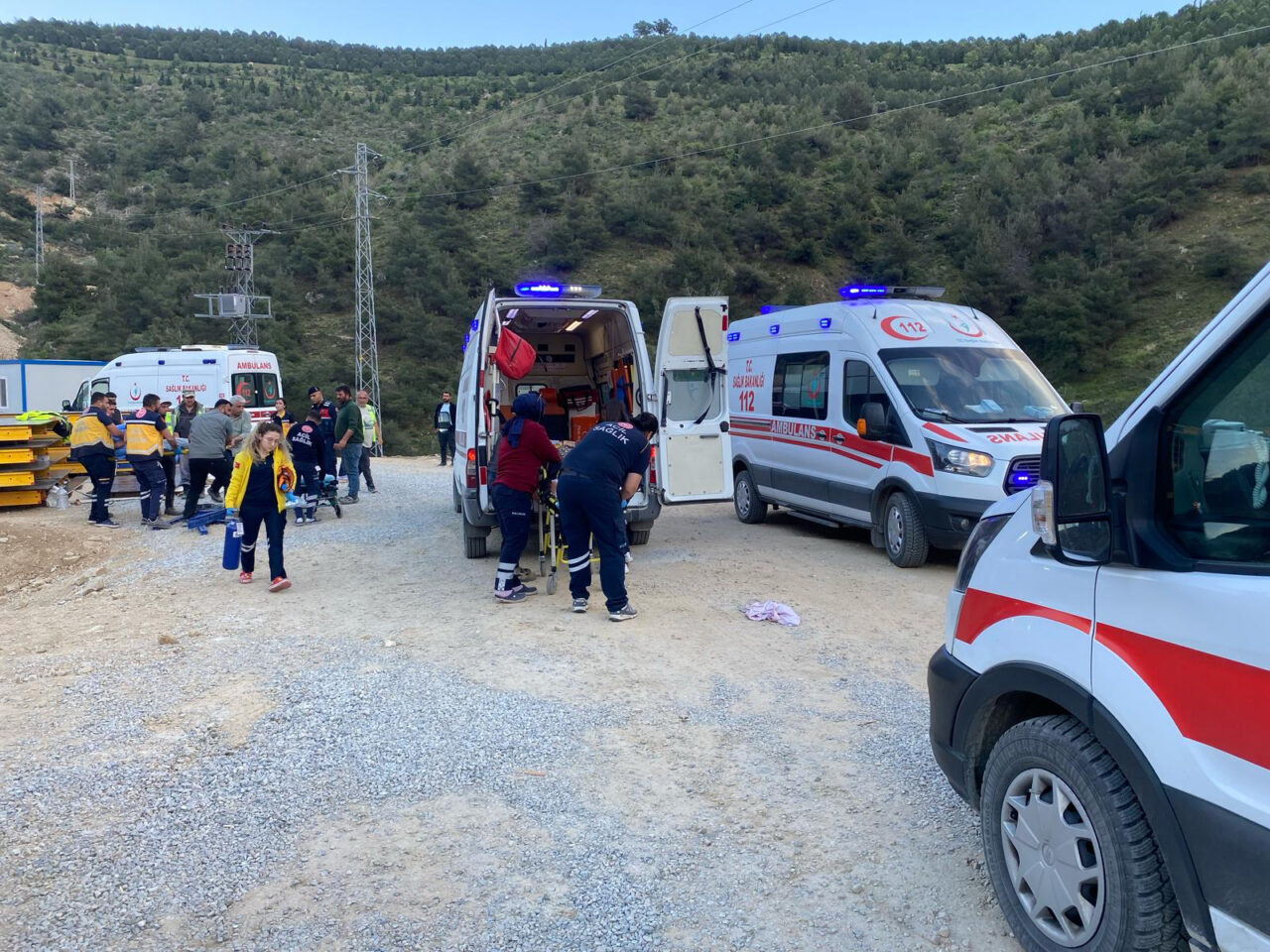 Manisa'nın Alaşehir ilçesinde bir viyadük inşaatında meydana gelen çökme sonucu