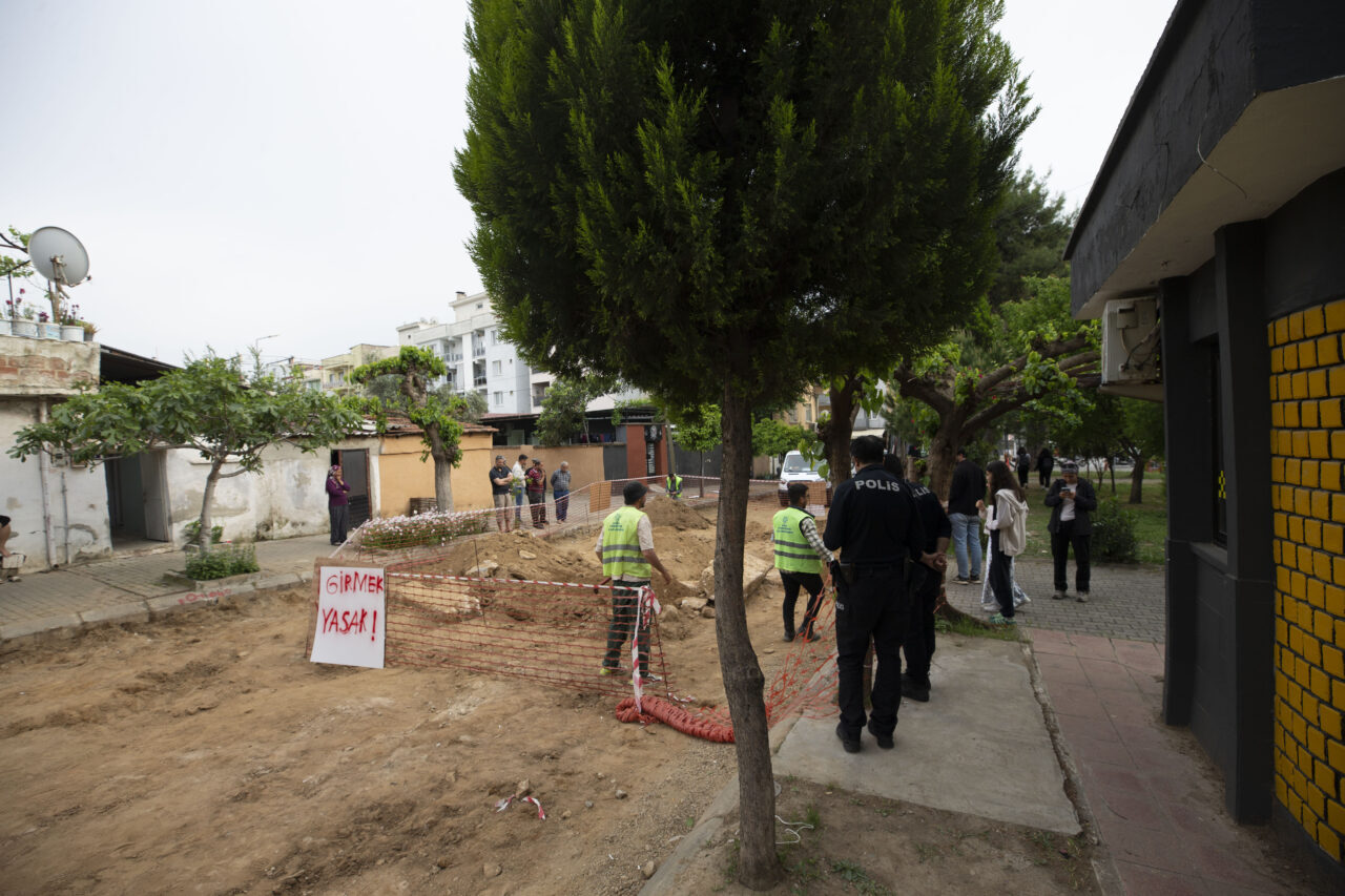 Aydın'da Tralleis Antik Kenti'ne yakın bölgede belediyenin yol yenileme çalışmasında