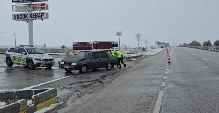 Yolda kalan sürücülerin imdadına trafik polisleri yetişti Afyonkarahisar’da etkili olan kar yağışı trafikte olumsuzluklara neden olurken, kar