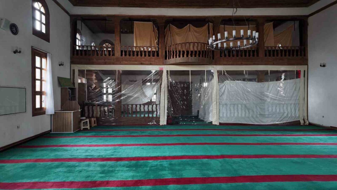 Kütahya’nın Gediz ilçesine bağlı Eskigediz beldesinde, asırlara meydan okuyan bir