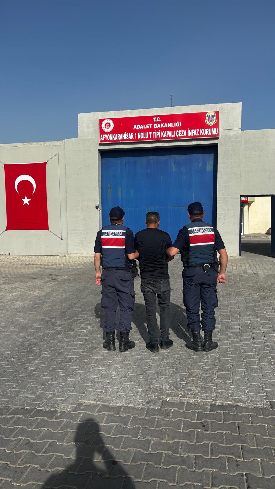 Afyonkarahisar İl Jandarma Komutanlığı tarafından aranan şahısların yakalanmasına yönelik yürütülen