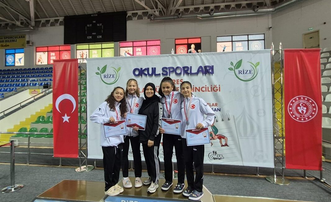 Rize’de düzenlenen Okullar Arası Türkiye Güreş Şampiyonası’nda Afyon ilinden katılan