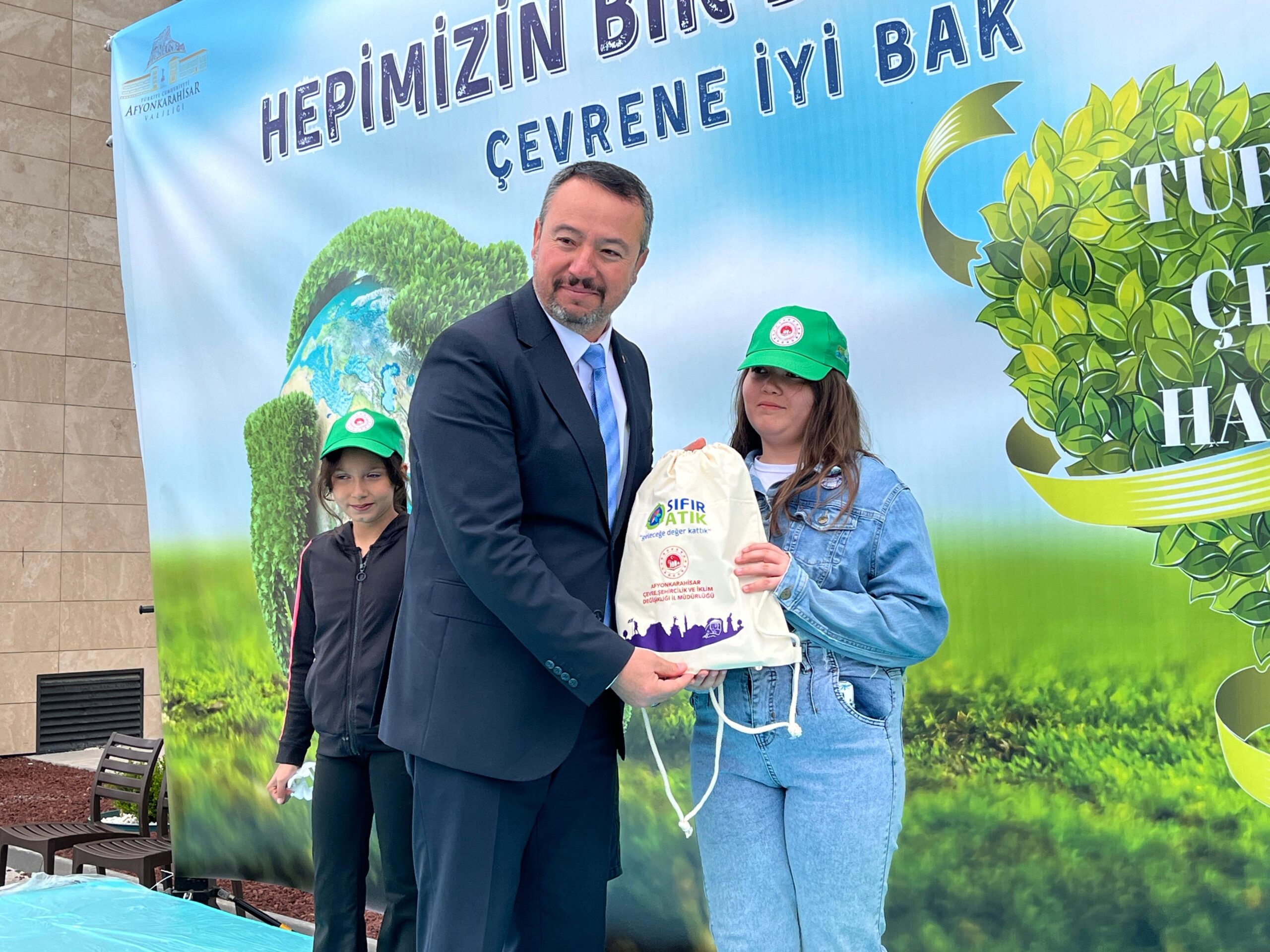 Afyonkarahisar’da Türkiye Çevre Haftası dolayısıyla tören düzenlendi. Çevre, Şehircilik ve