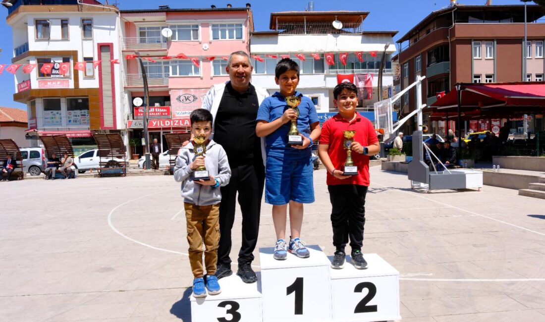 Afyonkarahisar’ın Dinar ilçesinde Cumhuriyet Meydanı, hafta sonu sokak basketbolu turnuvasıyla
