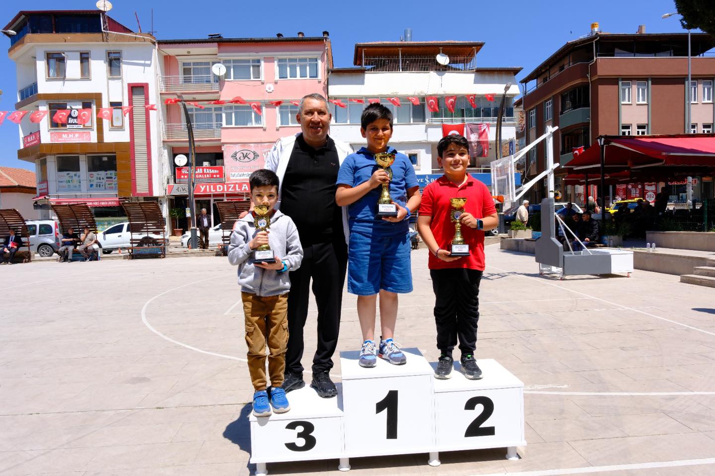Afyonkarahisar’ın Dinar ilçesinde Cumhuriyet Meydanı, hafta sonu sokak basketbolu turnuvasıyla