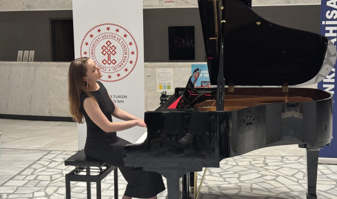 Çekyalı sanatçı Eva Strejcova, 24. Afyonkarahisar Klasik Müzik Festivali'nde sahne