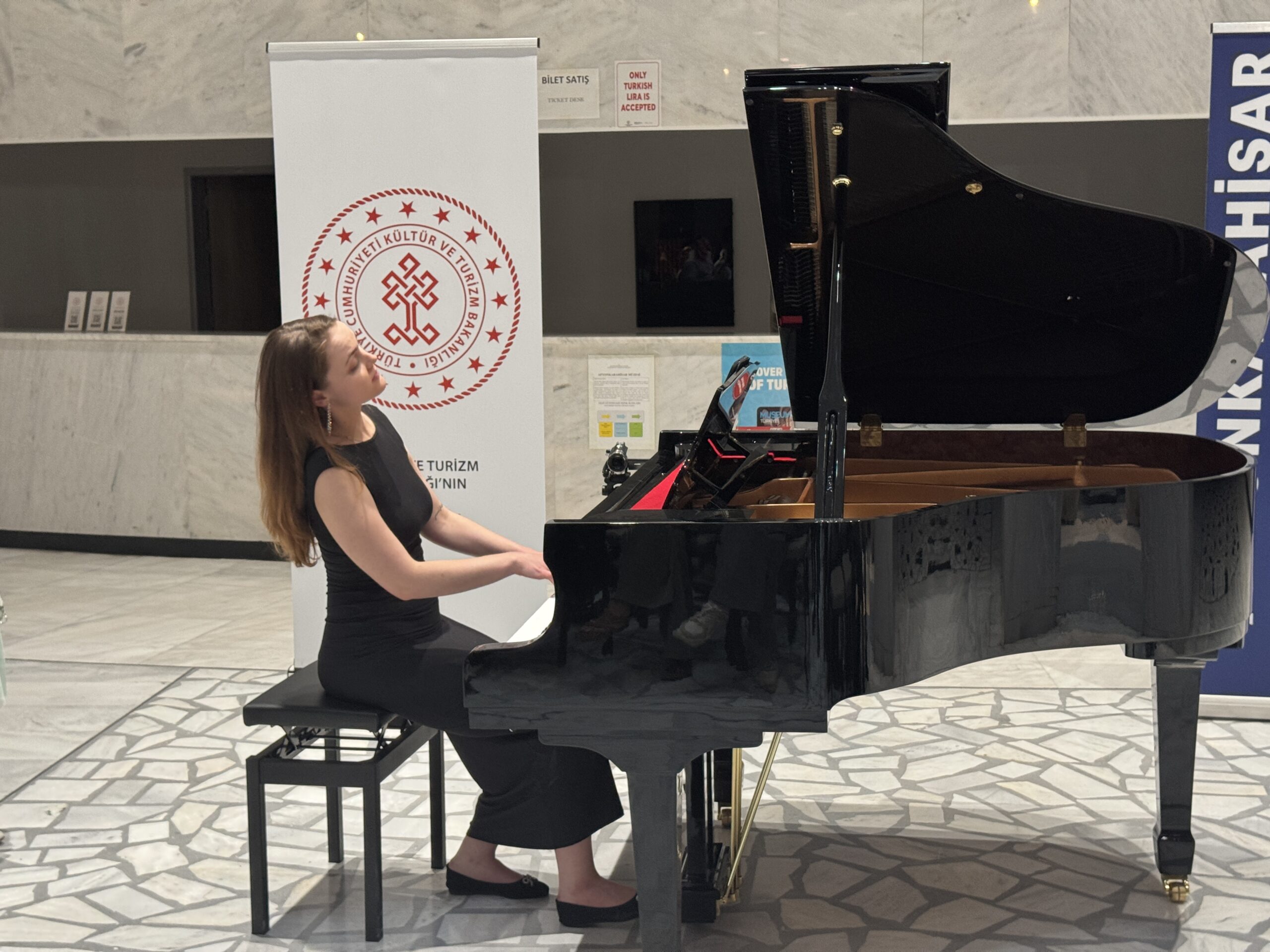 Çekyalı sanatçı Eva Strejcova, 24. Afyonkarahisar Klasik Müzik Festivali'nde sahne