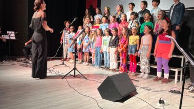 Herkesin özlem duyduğu 90’lı yıllar, Afyonkarahisar Girne Koleji’nde yapılan bir