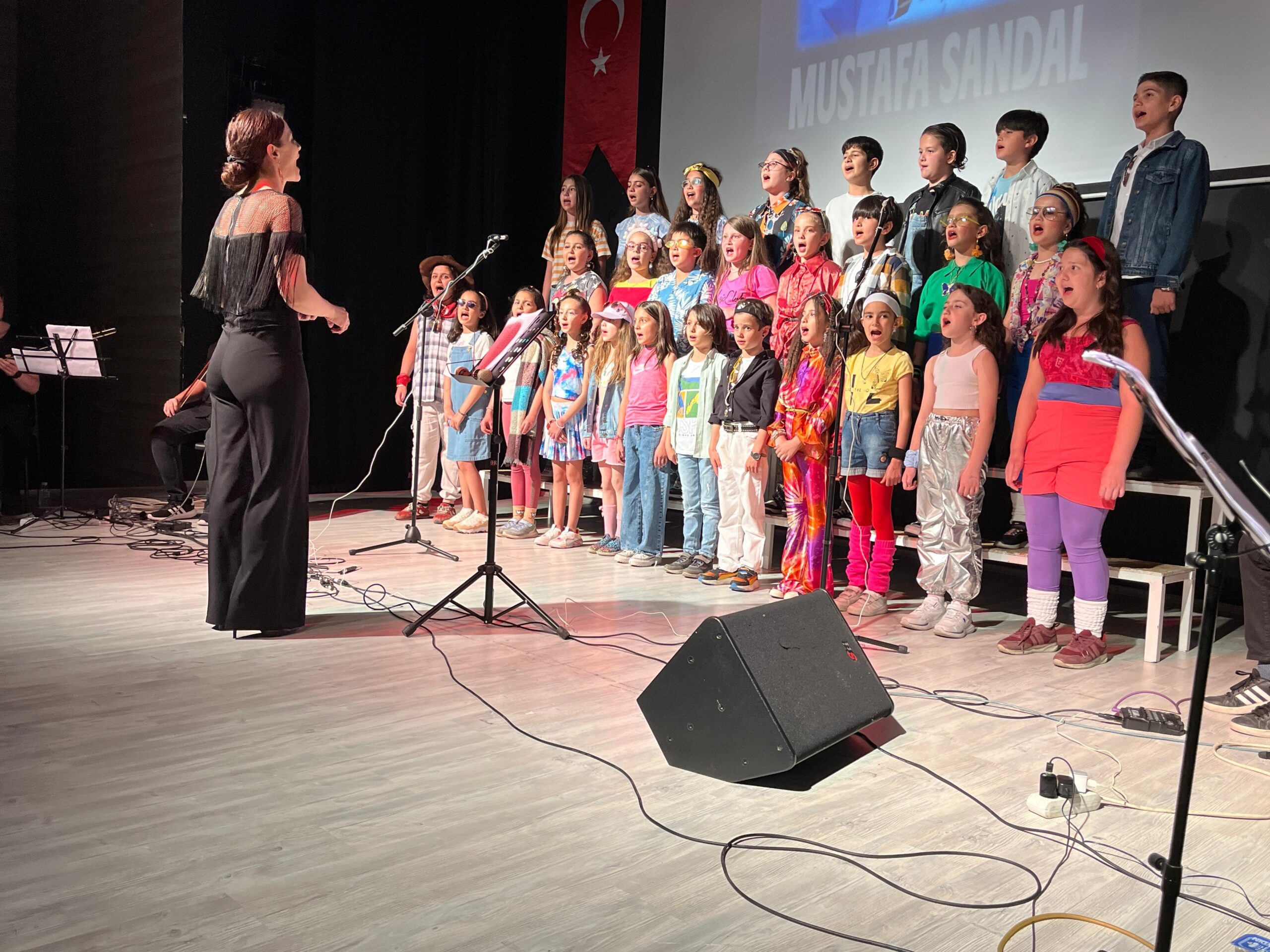 Herkesin özlem duyduğu 90’lı yıllar, Afyonkarahisar Girne Koleji’nde yapılan bir
