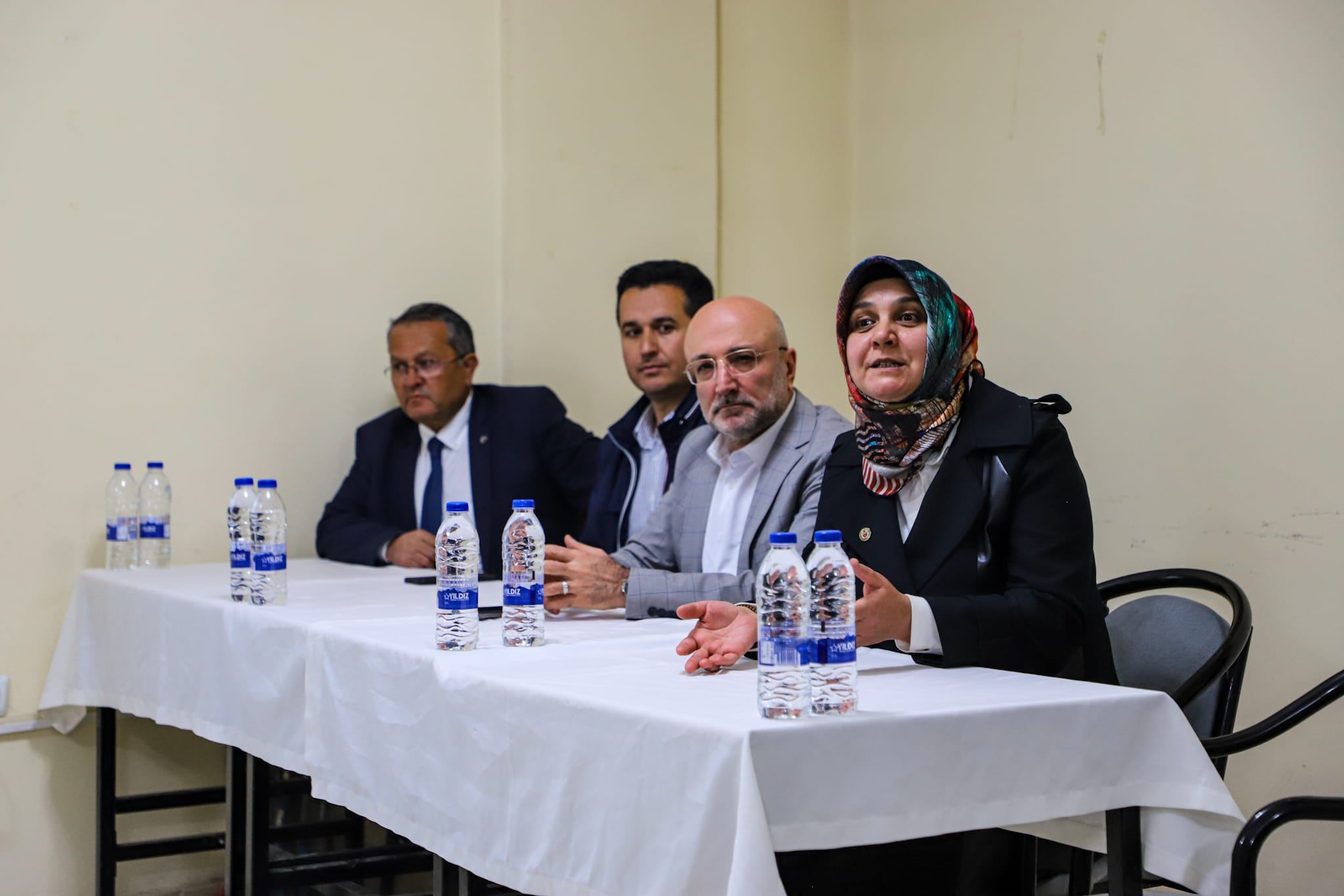 İhsaniye’de vatandaşlarla görüşen AK Parti Afyonkarahisar İl Başkanı Turgay Şahin,