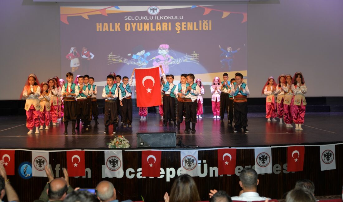 Afyonkarahisar'da Selçuklu İlkokulu tarafından "4. Geleneksel Halk Oyunları Şenliği" gerçekleştirildi.