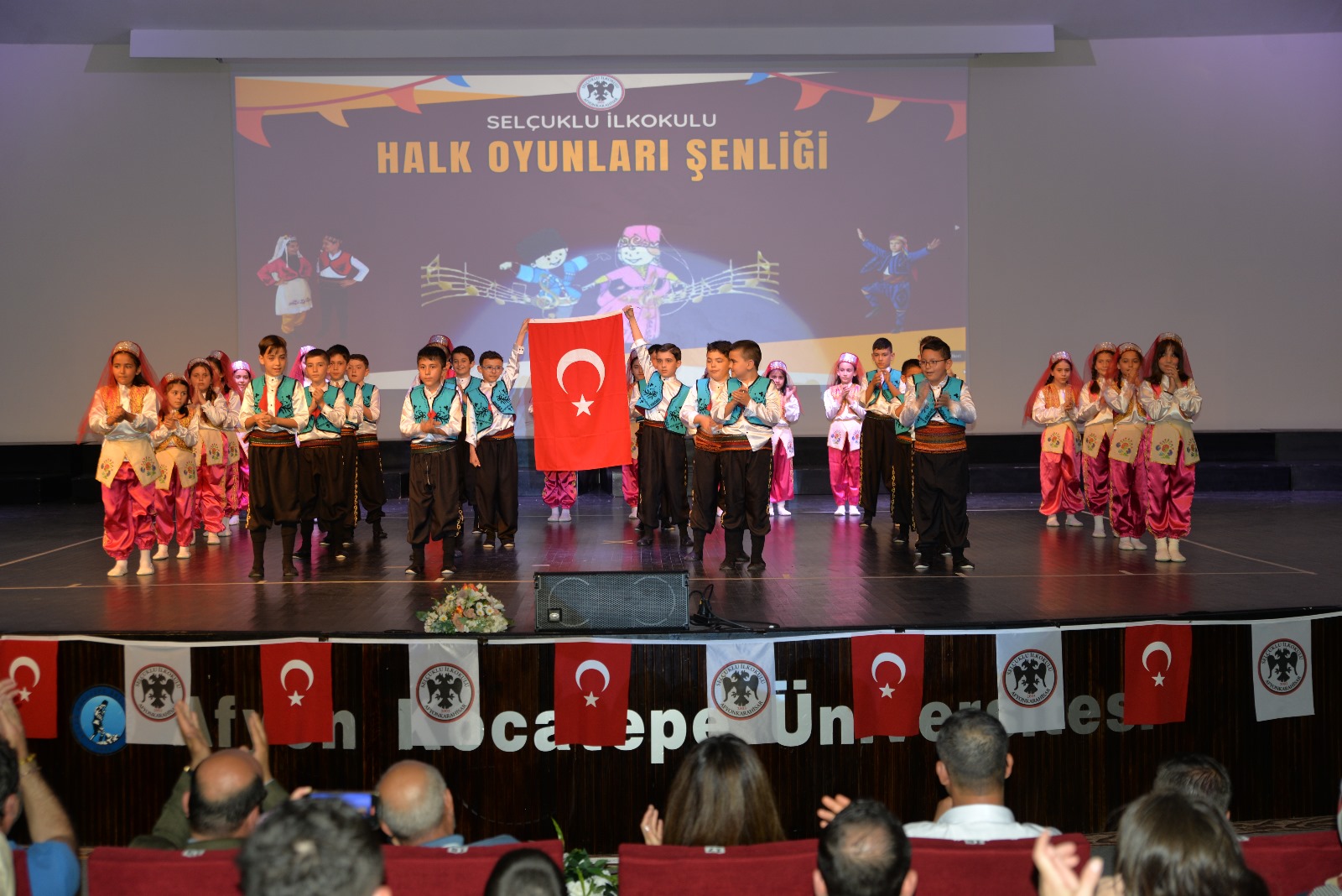Afyonkarahisar'da Selçuklu İlkokulu tarafından "4. Geleneksel Halk Oyunları Şenliği" gerçekleştirildi.